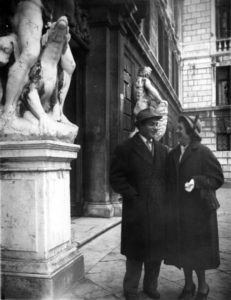 Luigina De Grandis e Mario Marabini davanti al Conservatorio di Venezia