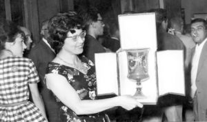 Luigina riceve uno dei tanti premi collezionati nella sua prolifica carriera