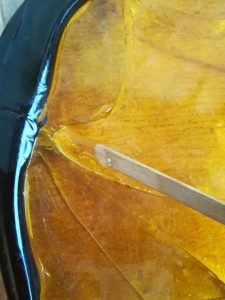 Foglia Vetro: il colaggio della resina durante il restauro ad opera di Beatrice Falconi